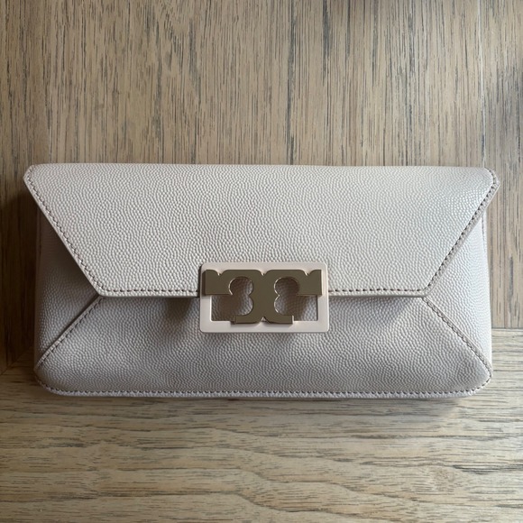 $398 NWOT TORY BURCH Gigi Envelope Clutch Handbag Beige Pebbled Patent Leather - Picture 10 of 13